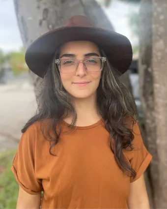Silvia Amen con sombrero de ala ancha